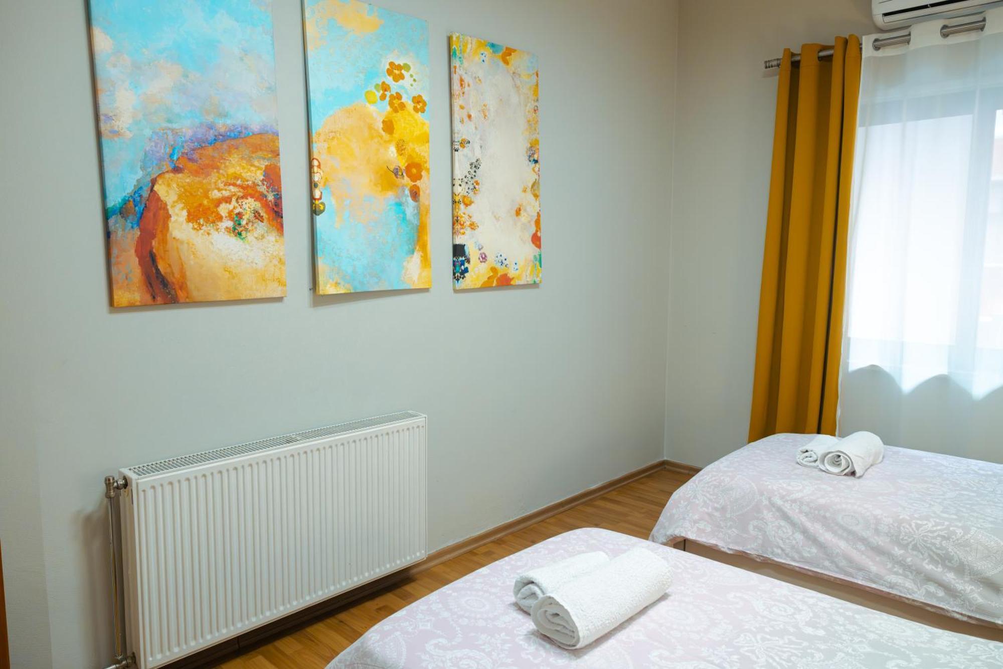 Middle Center Gallery 1 Skanderbeg Square Apartament