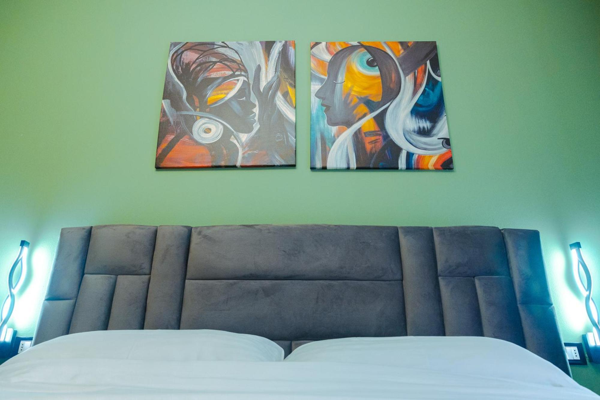 Middle Center Gallery 1 Skanderbeg Square Apartament